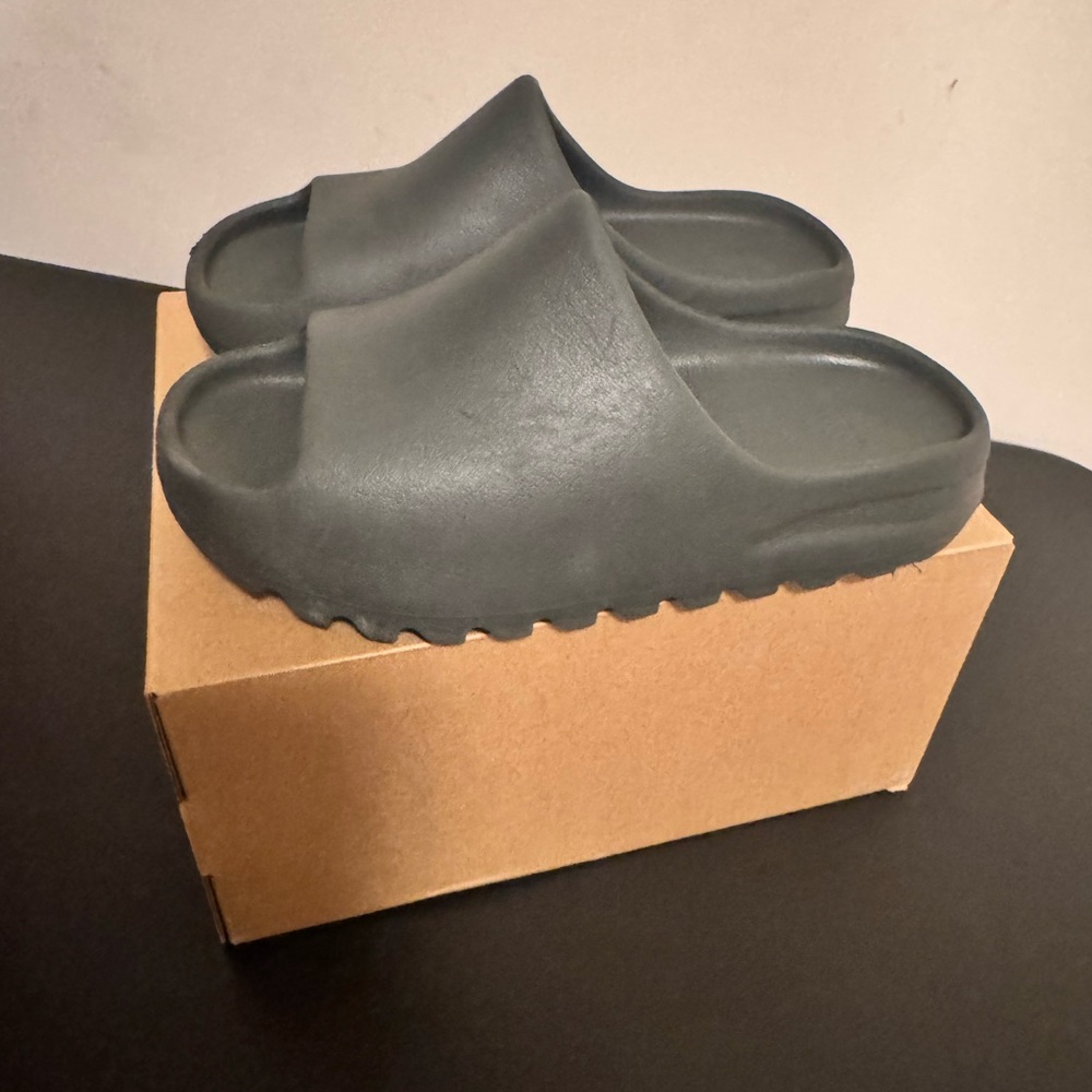 Yeezy slides- boys size 3